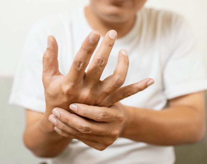 چرا حرکات غیرقابل کنترل در پارکینسون ایجاد میشود؟